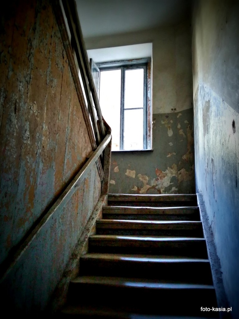 Oryginalne drewniane schody, wyślizgane tak bardzo, że nieprzyzwyczajona osoba ma problem wejść po nich.