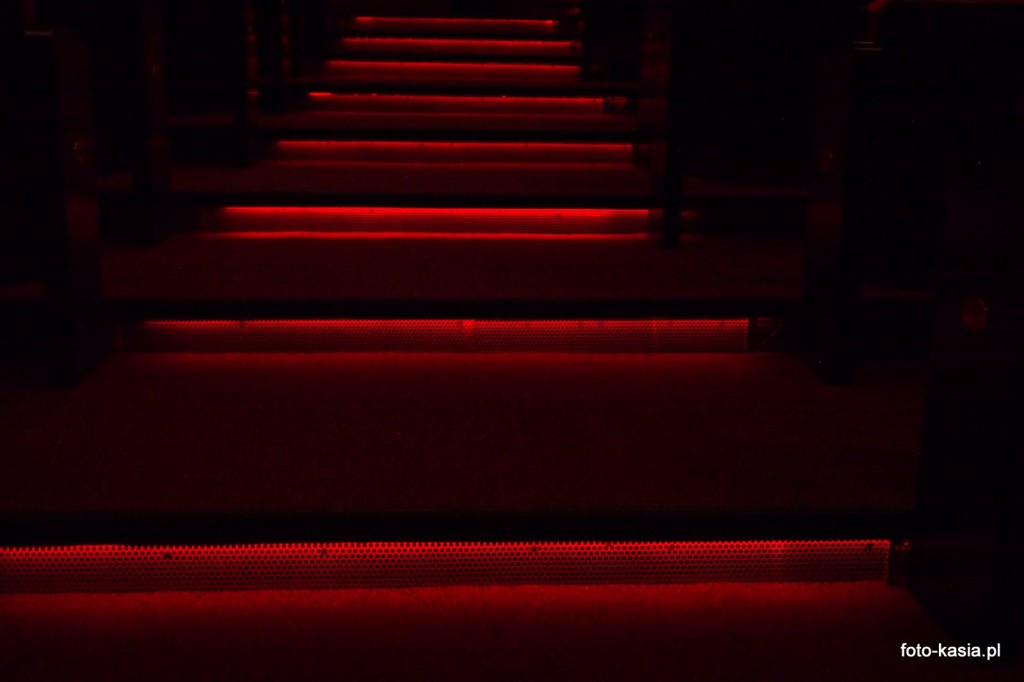 Czerwone schody, ale tym razem, dla widzów.