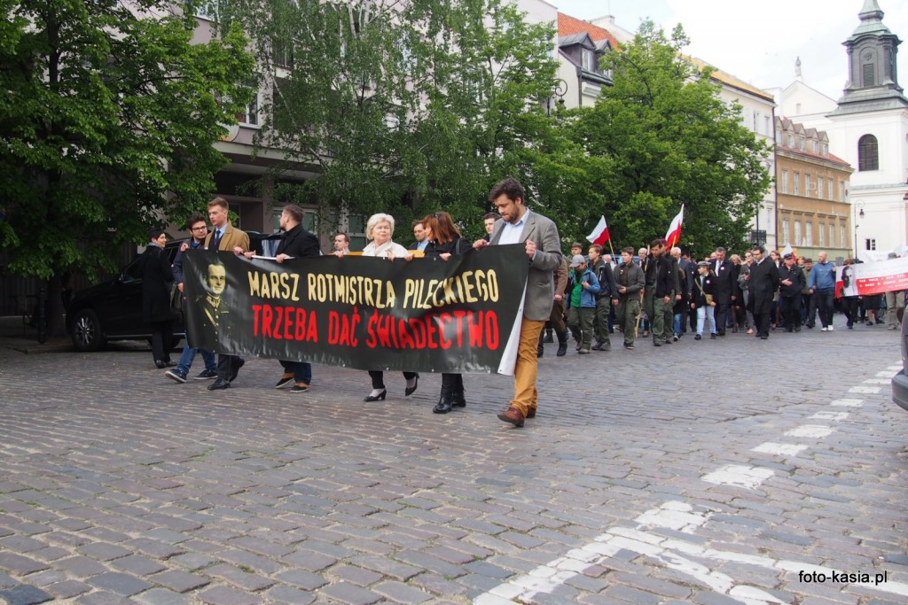 Trasa marszu biegła od Archikatedry Św. Jana do tablicy upamiętniającej Rotmistrza Witolda Pileckiego przy Al. Wojska Polskiego 40.