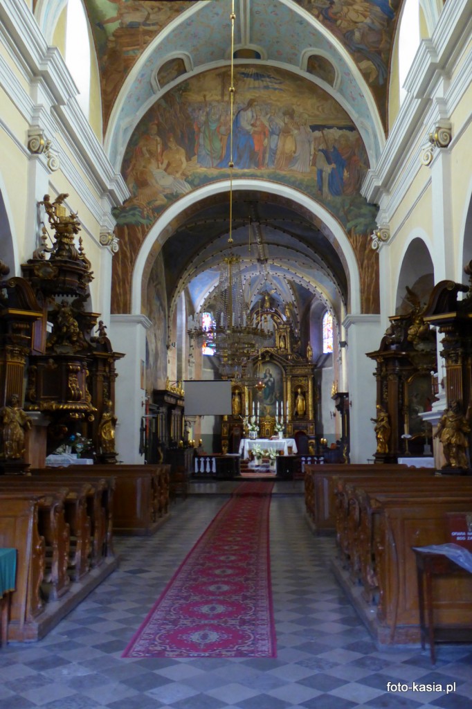 Wnętrze kościoła farnego pod wezwaniem Wniebowzięcia NMP.