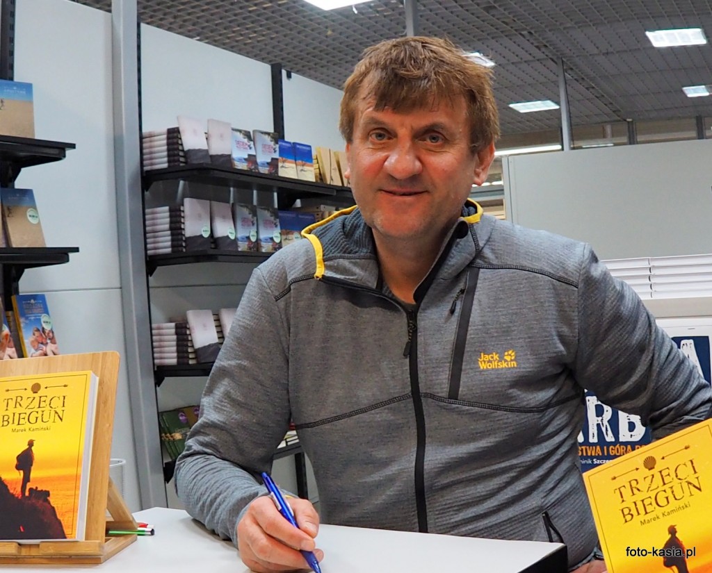 Marek Kamiński w czasie podpisywania swoich książek.